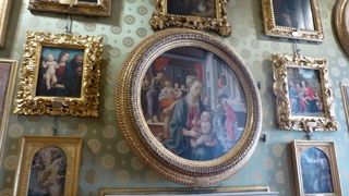 メディチ家の部屋部屋に飾られた、ラファエロ、ティッツィアーノなどなど、至極の絵画コレクション