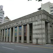 日本統治時代に建てられた日本勧業銀行の建物です。