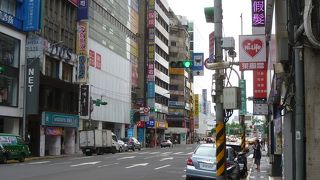 国立台湾博物館から新光三越まで伸びている道です。