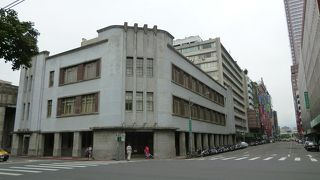 国立台湾博物館のはす向かいに旧三井物産ビルが残っています。