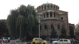 街の中心にあります