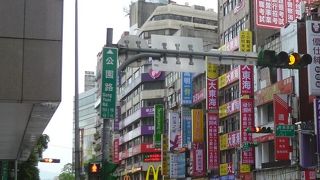 二二八公園と台大醫院の間を走り南門まで続きます。