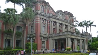 レンガ造りの美しい建物です。