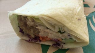 根菜とチキンのサラダラップ