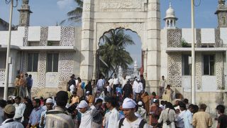 異教徒も参詣する海上のイスラム寺院