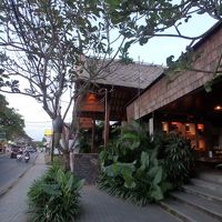 ハノマン通り（モンキーフォレスト近く）にあります。