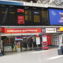 前日にホームの位置だけ下見した際に、掲示を良く見ておけば…