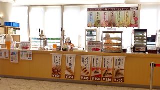 休日は混み合います