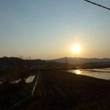 到着五分前の米沢駅近くの風景と夕陽
