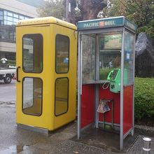コミセン外にあるおしゃれな電話ボックス