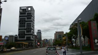 忠孝東路は、市政府駅を東に超えると五段となります。右手が統一阪急百貨店や信義新天地です。