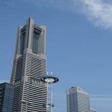 桜木町駅前から見るランドマークタワー