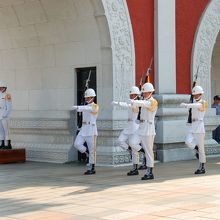 寺院の門の中での衛兵交代