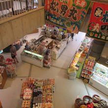 吹き抜けから見た売店