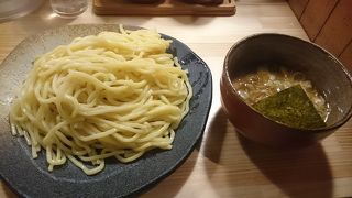 トッピングの玉ねぎがアクセントのつけ麺屋さん