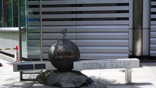 綺麗なビルの地下１階にある印刷のことが分かるところです