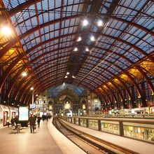 電車を降りるとガラスの天井がお出迎え