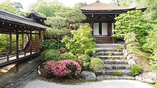 障子の隙間から拝観する小像