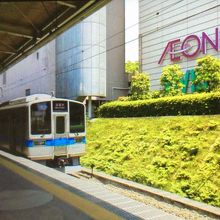 ワイドドア車の2000系。6時台のダイヤ以外は比較的優秀。