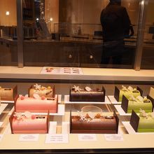 ケーキも売ってます。おいしそ〜！！