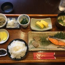 朝食。刻んだ蕗の薹の入った味噌汁が香り良くて美味しかった。