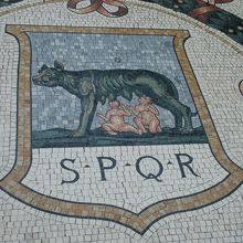 双子の兄弟がオオカミのお乳を吸う