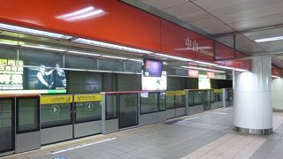 ３号線松山新店線と2号線淡水線との乗り換え駅。