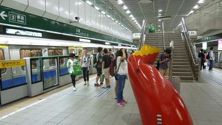 オブジェが飾られたアートな駅です。
