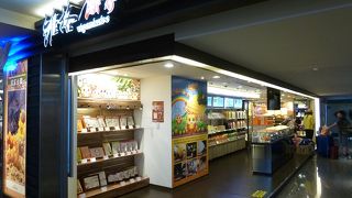 出国審査場の手前。パイナップルケーキなど販売しています。