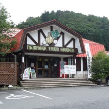 こじんまりした道の駅だが、駐車スペースは多い