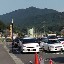 駐車場から三峰山が見えました