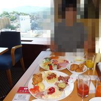 眺望の良いテーブルで豪華朝食バイキング