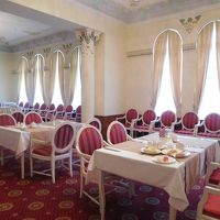 朝食は８時から。お客さんの数だけ用意されたテーブルといす。