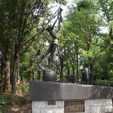 彫刻 「文京区非核平和都市宣言」