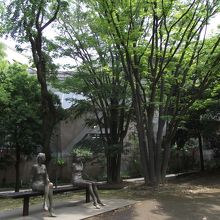 二人の女性がベンチに座った 彫刻