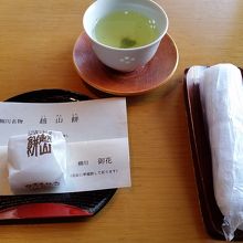 お茶とお菓子でお出迎え