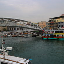 英国領事館からフェリー乗り場はこの橋を渡ります