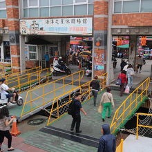 バイクも人も同時に降りてます