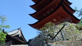 赤色鮮やかな塔