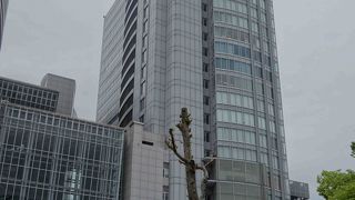 イベントスペースも備えた複合商業施設