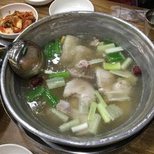 たんまり入った鶏量。トックもまた美味いんだな、これが。