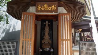 門前に救世観世音や境内奥には下谷七福神巡りの毘沙門天のお堂