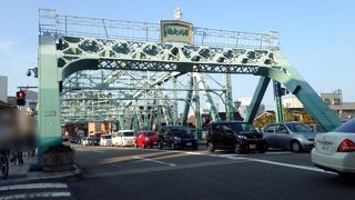 薄い水色のトラス橋