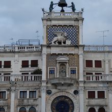 二人の人が鐘をつく鐘楼