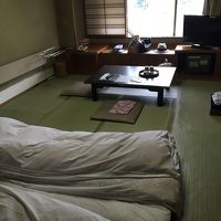 お部屋には最初から布団が敷いてありました。