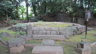 立ち手水鉢があります