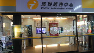 台鐵台南の改札をでたところにある旅遊服務中心（案内所）は日本語可で日本語のパンフがいくつかある