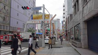 ナディアパーク前を南北にはしる繁華街の通り