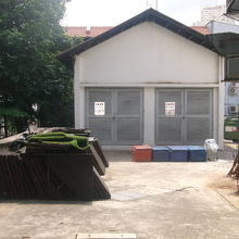 突き当り付近にある倉庫みたいな建物の様子