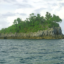 奇岩の小島が多い